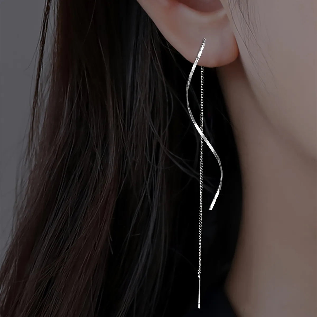 Long earrings with a wavy pattern