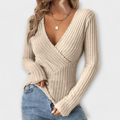 Emily - Ribbed t-shirt with a twist front